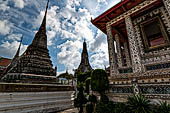 Bangkok Wat Arun - The area with four chedi lined east-west and the pavillon of the Buddha footprint.